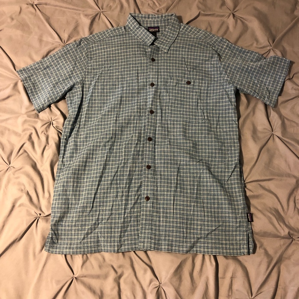 Men’s Patagonia button up short sleeve shirt blue and white NEW. Size L